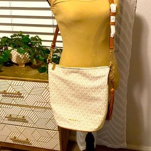 Michael Kors purse, new never used.